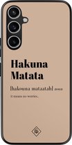 Casimoda® hoesje - Geschikt voor Samsung Galaxy S23 FE - Hakuna Matata - Zwart TPU Backcover - Tekst - Bruin/beige