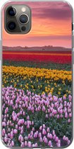Geschikt voor iPhone 13 Pro Max hoesje - Paarse tulpen in Nederland - Siliconen Telefoonhoesje