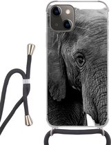 Hoesje met koord Geschikt voor iPhone 13 - Olifant - Dieren - Zwart - Wit - Natuur - Siliconen - Crossbody - Backcover met Koord - Telefoonhoesje met koord - Hoesje met touw