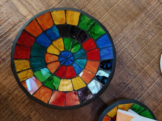Floz Design serveerschaaltje regenboogkleuren - glasmozaiek en aardewerk - 15 cm - fairtrade - cadeau voor hem en haar