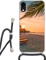 Hoesje met koord Geschikt voor iPhone XR - Strand - Strandstoel - Zonsondergang - Siliconen - Crossbody - Backcover met Koord - Telefoonhoesje met koord - Hoesje met touw