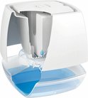Open witte luchtontvochtiger die de binnenkant toont, met blauwe vloeistof in het reservoir.