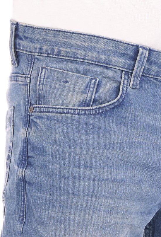 Detail van de zakken van een lichtblauwe jeans.
