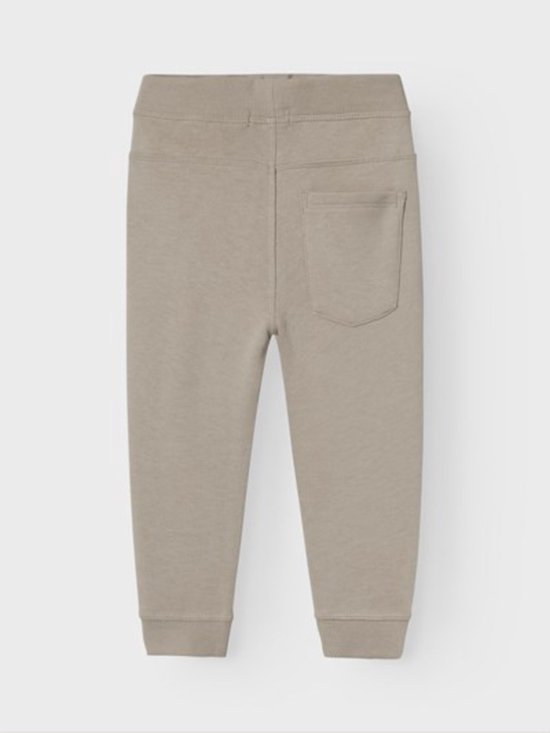 Beige joggingbroek met een achterzak.