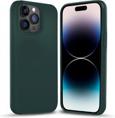 Coverzs Solid silicone case geschikt voor Apple iPhone 15 Pro groen (donkergroen) - iPhone 15 Pro hoesje donkergroen - Luxe siliconen hoesje met 3-laags bescherming