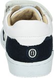 Achterkant van een witte leren sneaker met donkerblauwe suède accenten.