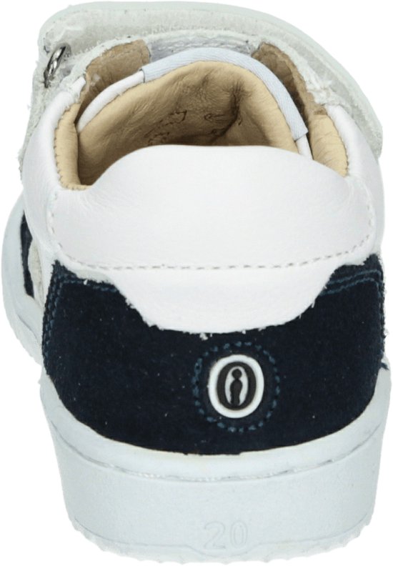 Achterkant van een witte leren sneaker met donkerblauwe suède accenten.