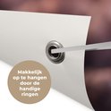 Witte banner met zilveren ring en tekst "Makkelijk op te hangen door de handige ringen".