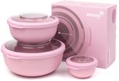 Trois bols roses avec couvercles et une boîte cadeau rose, sur fond blanc.