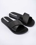 Paar zwarte Ipanema slippers, gevlochten banden en logo detail.