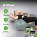 Vrouw doet crunches op een lichtgroene fitnessbal, met informatie over de Tunturi Training app.