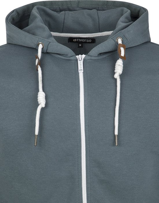 Detail van de kraag van een blauwgrijze hoodie met rits, witte koordjes en bruine detailhouder.