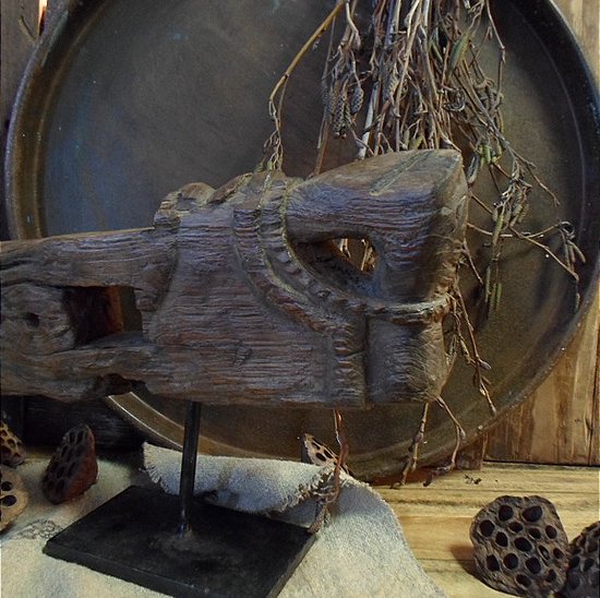 Cheval en bois authentique sur support en fer/Beau vieux cheval en bois sur support