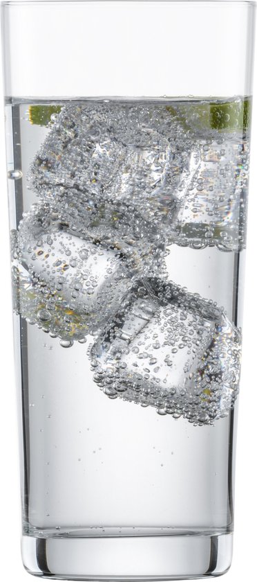 Een hoog glas gevuld met water, ijsblokjes en bruisende bubbels, met een schijfje limoen aan de rand.