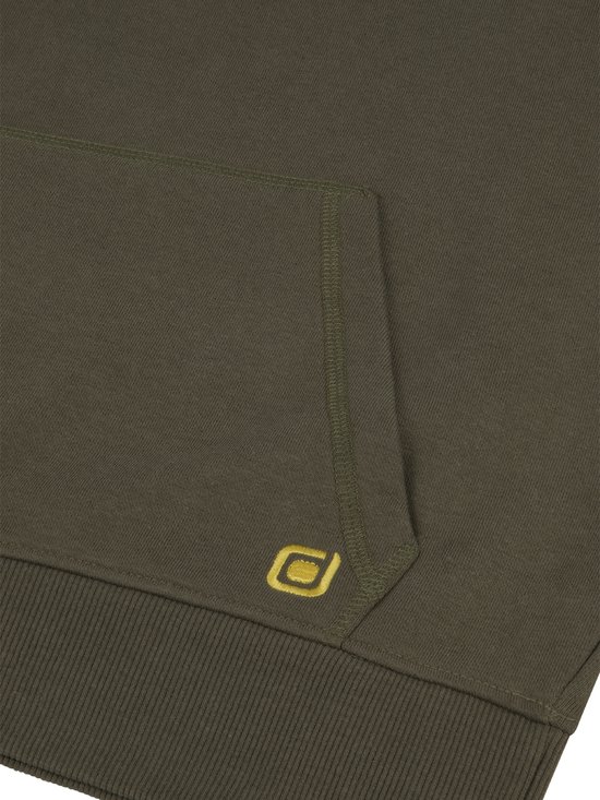 Detail van de kangoeroezak met geel logo op een donkergroene hoodie.