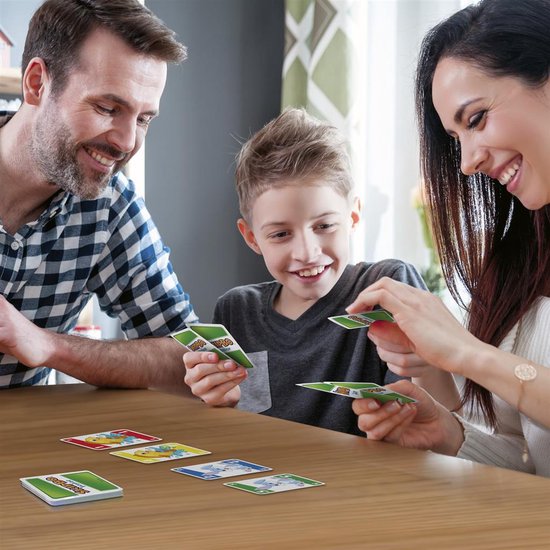 Een gezin dat Skip-Bo Junior kaartspel speelt aan tafel.