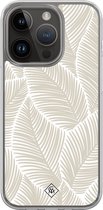 Casimoda® hoesje - Geschikt voor iPhone 13 Pro - Palmy Leaves Beige - 2-in-1 case - Schokbestendig - Natuur - Verhoogde randen - Bruin/beige, Transparant