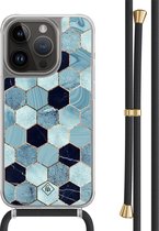 Casimoda® hoesje met zwart koord - Geschikt voor iPhone 14 Pro - Blue Cubes - Afneembaar koord - TPU/polycarbonaat - Blauw