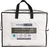 Witte, gewatteerde draagtas met "HOMESCAPES" en "Luxury Wool Duvet" logo's, 400 GSM wolvulling, 100% katoenen hoes.