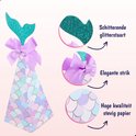 Gedetailleerde weergave van de schitterende glitterstaart, elegante lavendel strik en het stevige papier van de zeemeermindoosjes.