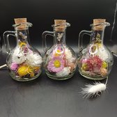 Fleurige droogbloemen in 3 glazen karafjes | Droogbloemen in glas | decoratie | glas | droogbloemen in fles | boeket | bloemstuk | interieur | cadeau | gezellig | decoratie | woondecoratie | voorjaar | kleurrijk