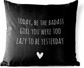 Buitenkussen - Engelse quote "Today, be the badass you were to lazy to be yesterday" voor een zwarte achtergrond - 45x45 cm - Weerbestendig