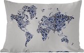 Buitenkussens - Tuin - Wereldkaart van tegels met een blauwe print op een witte achtergrond - 60x40 cm