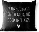 Buitenkussen Weerbestendig - Engelse quote "When you focus on the good, the good increases" tegen een zwarte achtergrond - 50x50 cm