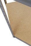 Close-up van een metalen stellingrand met perforaties en een houten plank.