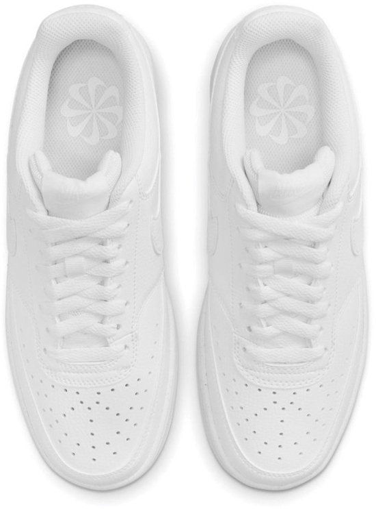 Bovenaanzicht van een paar witte Nike sneakers met veters en bloemlogo's op de binnenzolen.