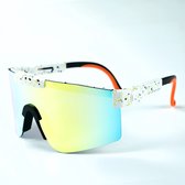 Sportbril met spetterend wit frame en oranje accenten. Grote spiegelende lenzen in geel-blauwe tinten.