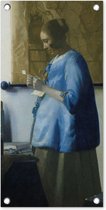 Tuinposter Brieflezende vrouw in het blauw - Schilderij van Johannes Vermeer - 30x60 cm - Tuindoek - Buitenposter