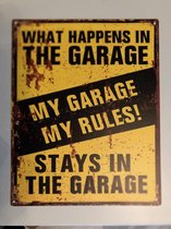 What Happens In The Garage Stays In The Garage Bord | Metalen Bord | 20x25 cm | Met Ophangdraad