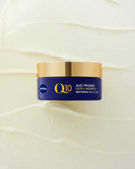 Nivea Q10 Anti-Wrinkle Extra Nourish Restoring Night Care potje op een romige achtergrond.