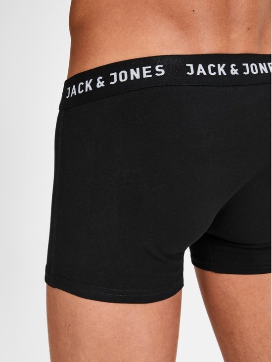 Zwarte boxer van de zijkant, met witte 'JACK & JONES' band.
