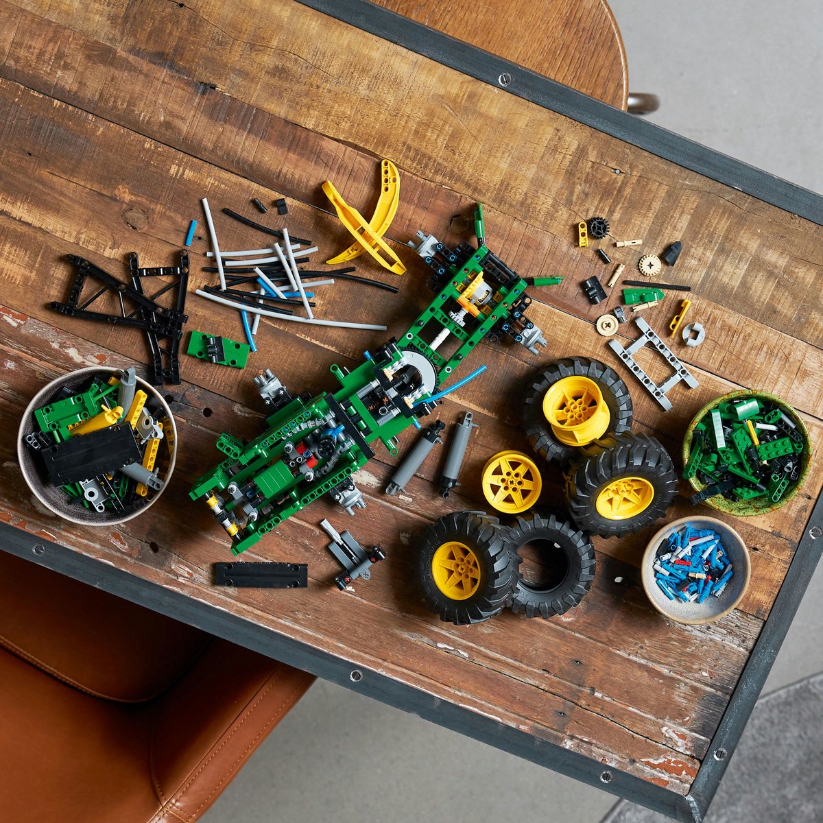 LEGO Technic John Deere 948L-II Skidder Voertuig Bouwpakket - 42157 – foto 5