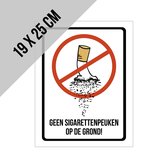 Pictogram/ bord | "Geen sigarettenpeuken op de grond!" | 19 x 25 cm | Vervuiling | Afval | Sluikstorten | Peuk | Sigaret | Sigaretten | Overlast | Tabak | Propere buurt | Nette omgeving | Recreatie | Dikte: 1 mm | 1 stuk