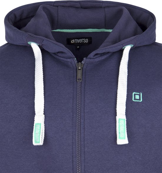Detailopname van de capuchon, kraag en veters van een donkerblauwe sweater.