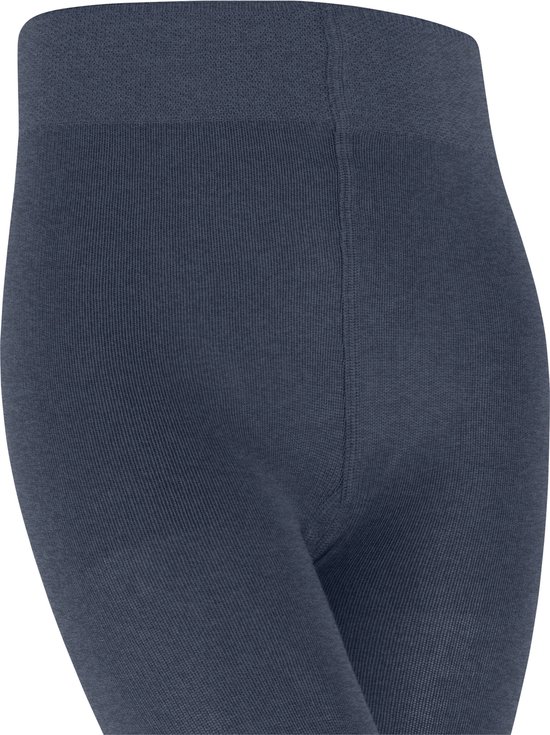 Detail van de tailleband van een donkerblauwe, gebreide kinderpanty. De tailleband is geribbeld en de panty is glad gebreid.