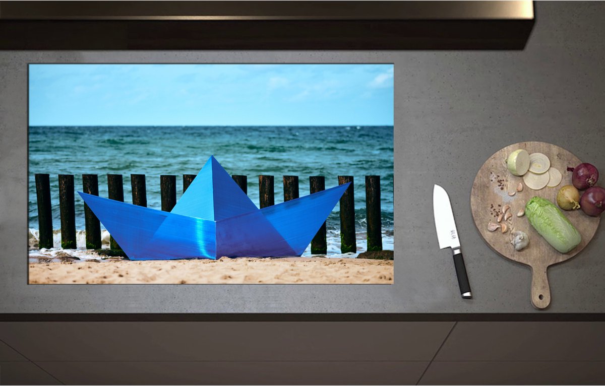 Inductieplaat Beschermer - Blauwe Orgami Boot Gestrand op het Strand aan de Zee - 90x55 cm - 2 mm Dik - Inductie Beschermer - Bescherming Inductiekookplaat - Kookplaat Beschermer van Zwart Vinyl