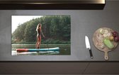 Inductieplaat Beschermer - Blonde Vrouw op Supbord op Water langs Rij Bomen - 75x51 cm - 2 mm Dik - Inductie Beschermer - Bescherming Inductiekookplaat - Kookplaat Beschermer van Zwart Vinyl