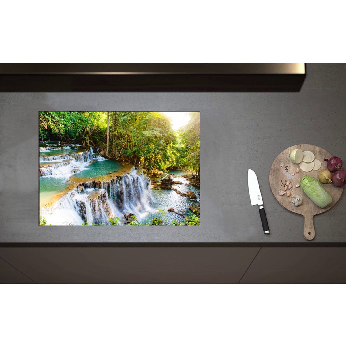 Inductieplaat Beschermer - Bos vol met Watervallen en Groene Bomen - 70x50 cm - 2 mm Dik - Inductie Beschermer - Bescherming Inductiekookplaat - Kookplaat Beschermer van Zwart Vinyl