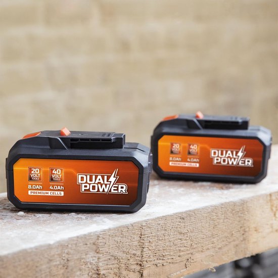 Twee zwarte 20V/40V Dual Power accu's met oranje details op een houten ondergrond.