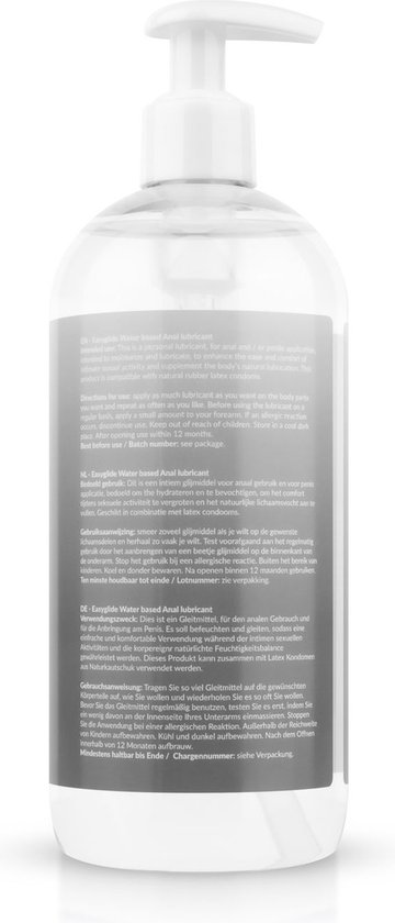 Achterkant van de transparante fles met pompdispenser, met productinformatie