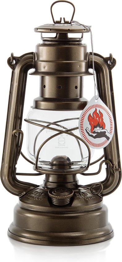 Bronzen Feuerhand stormlantaarn met label, staand op witte achtergrond.