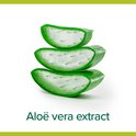 Stapel van drie dikke, groene plakjes aloë vera. Tekst: 'Aloë vera extract'.