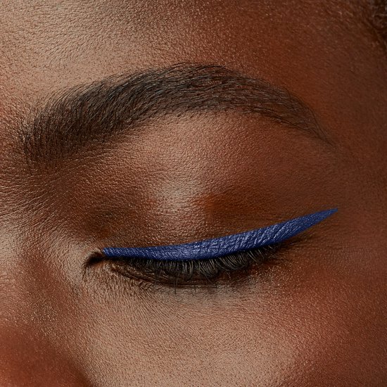 Model met scherpe, donkerblauwe eyeliner lijn op het ooglid.