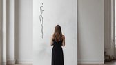 Vrouw8 - Silhouette - Metaalkunst - Grijs - 100 cm- Line Art Decoratie - Muur Decoratie- Cadeau voor Vrouw- Inclusief ophangsysteem
