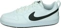 Witte Nike sneaker met zwart Nike logo op de zijkant. Veter sluiting. Zwarte zool.