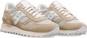 Paar beige suède damessneakers met witte en roze details.